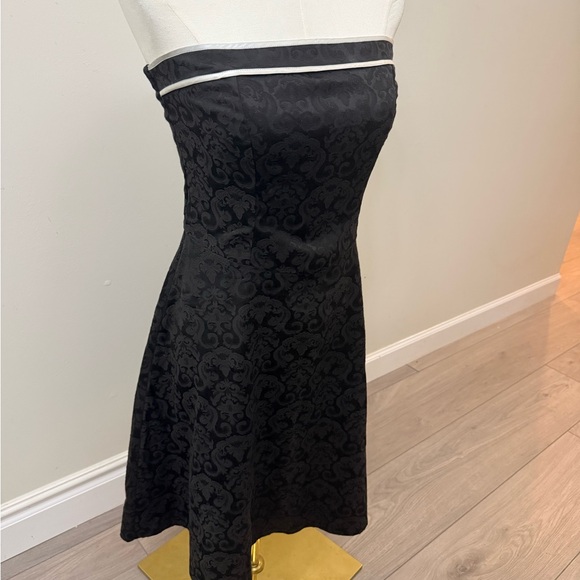 Chic Black Strapless Dress with Pattern - Picture 2 of 7